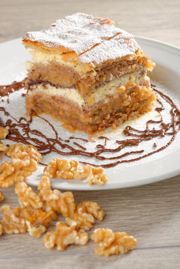 Gibanica - torta slovena tradizionale del dolce fotografie stock Gibanica - torta slovena tradizionale del dolce fotografie stock