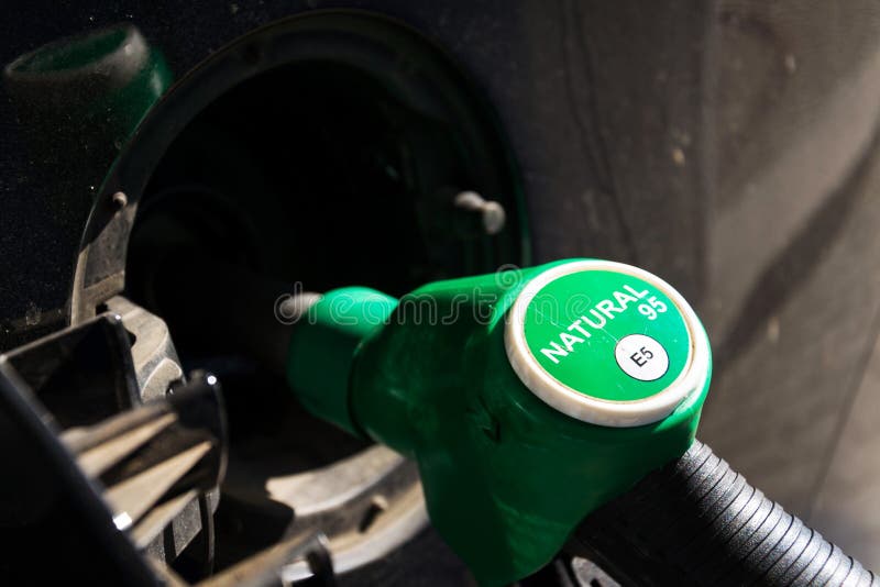 Gicleur d'essence avec le nouveau type de étiquetage d'essence de cercle d'UE réservoir remplissant de voiture de distributeur de photographie stock Gicleur d'essence avec le nouveau type de étiquetage d'essence de cercle d'UE réservoir remplissant de voiture de distributeur de photographie stock