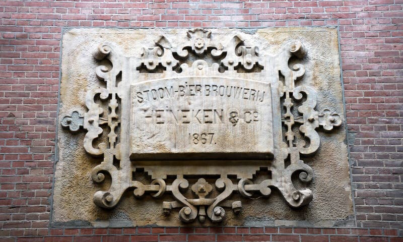 Giebel-Stein auf Heineken-Bier-Fabrikmuseum, Amsterdam, die Niederlande, am 13. Oktober 2017 lizenzfreies stockbild Giebel-Stein auf Heineken-Bier-Fabrikmuseum, Amsterdam, die Niederlande, am 13. Oktober 2017 lizenzfreies stockbild