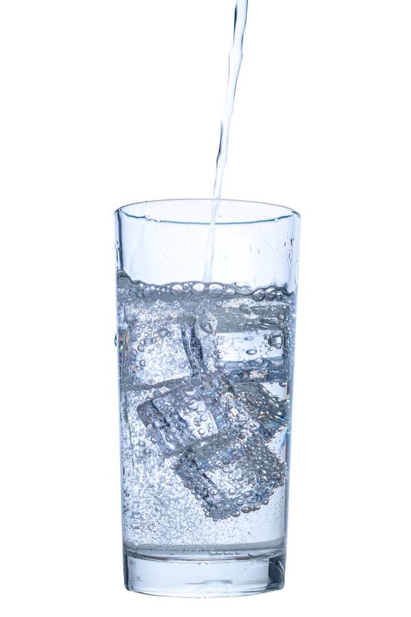 Gietend mineraalwater in transparant die glas met ijs en bellen over witte achtergrond, dichte omhooggaand worden geïsoleerd royalty-vrije stock foto Gietend mineraalwater in transparant die glas met ijs en bellen over witte achtergrond, dichte omhooggaand worden geïsoleerd royalty-vrije stock foto