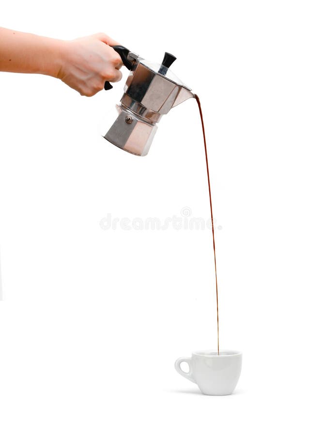 Gietende espresso van zilveren mokapot aan porseleinkop stock foto Gietende espresso van zilveren mokapot aan porseleinkop stock foto