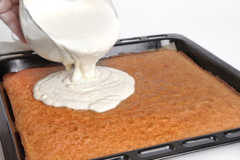 Gietende room op cake stock afbeeldingen Gietende room op cake stock afbeeldingen