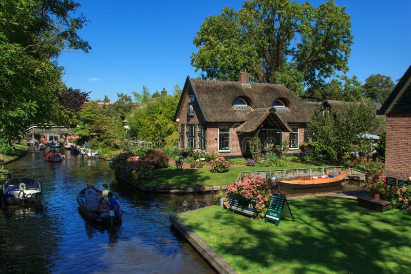 Giethoorn Canal and Beautiful Cottages on Shore. Editorial Photo ...