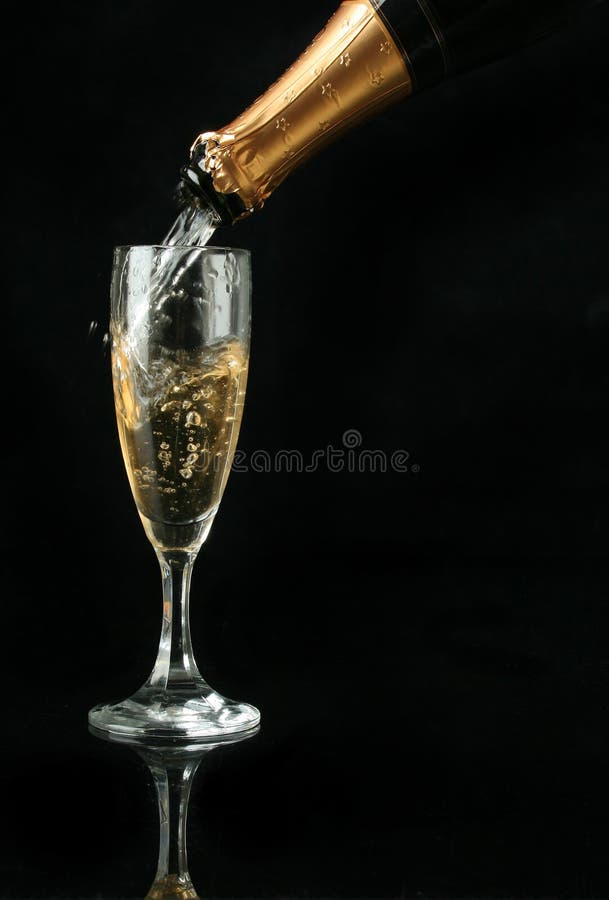Gießen einer Champagnerflöte stockbilder Gießen einer Champagnerflöte stockbilder