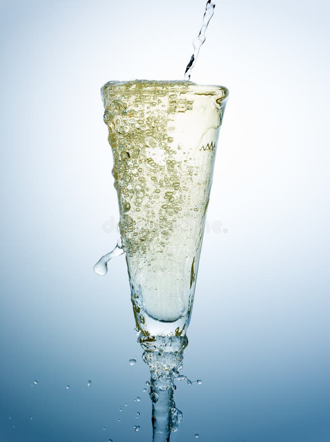 Gießen und überfüllen von Champagne auf einem fantastischen Glas lizenzfreie stockbilder Gießen und überfüllen von Champagne auf einem fantastischen Glas lizenzfreie stockbilder