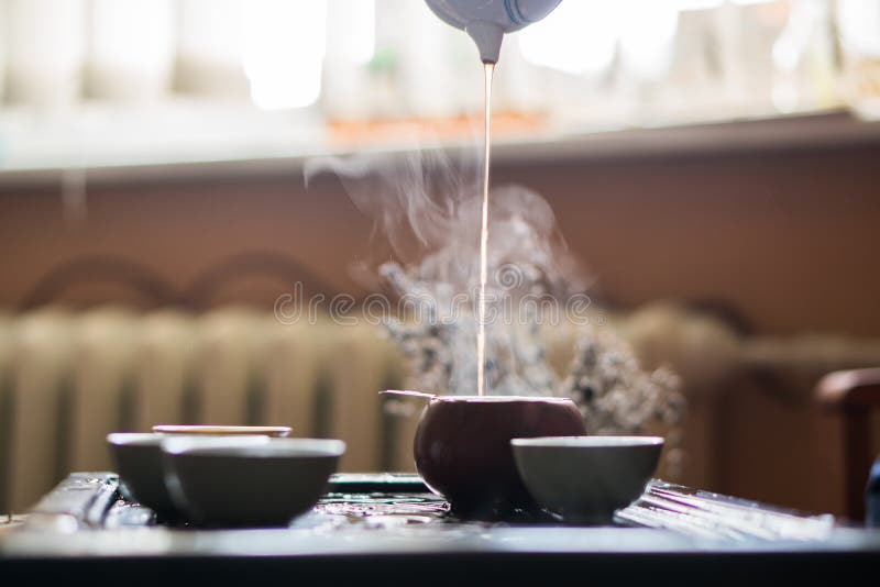 Gießen von Puer-Tee von der Teekanne an der traditioneller Chinese-Teezeremonie Satz Ausrüstung für trinkenden Tee lizenzfreie stockbilder Gießen von Puer-Tee von der Teekanne an der traditioneller Chinese-Teezeremonie Satz Ausrüstung für trinkenden Tee lizenzfreie stockbilder