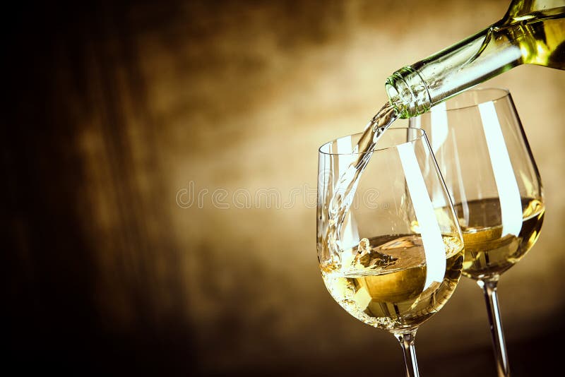 Gießen von zwei Gläsern Weißwein von einer Flasche