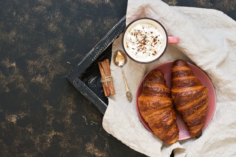 Giffel och kaffe med marshmallowen på trämagasinet med servetten, mörk lantlig bakgrund Bästa sikt, kopieringsutrymme