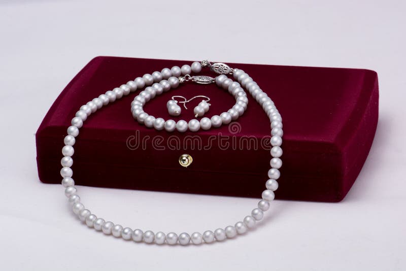Gift box and pearls set
