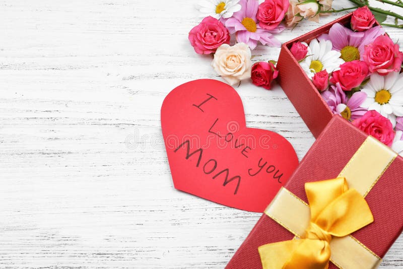 https://thumbs.dreamstime.com/b/gift-flowers-card-words-i-love-you-mom-wooden-background-greetings-mother-s-day-gift-flowers-card-123419327.jpg
