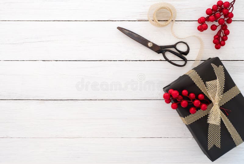 Gift het verpakken De hand bewerkte doos en de hulpmiddelen van de Kerstmis huidige gift op witte houten achtergrond stock foto Gift het verpakken De hand bewerkte doos en de hulpmiddelen van de Kerstmis huidige gift op witte houten achtergrond stock foto