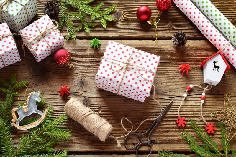 Gift het verpakken De Kerstmissamenstelling met huidig vakje, het verpakkingsdocument, de feestelijke decoratie en de spar vertak stock fotografie Gift het verpakken De Kerstmissamenstelling met huidig vakje, het verpakkingsdocument, de feestelijke decoratie en de spar vertak stock fotografie