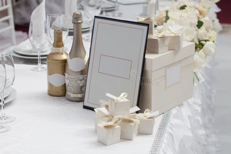 Gifta sig askar och champagne royaltyfria foton Gifta sig askar och champagne royaltyfria foton