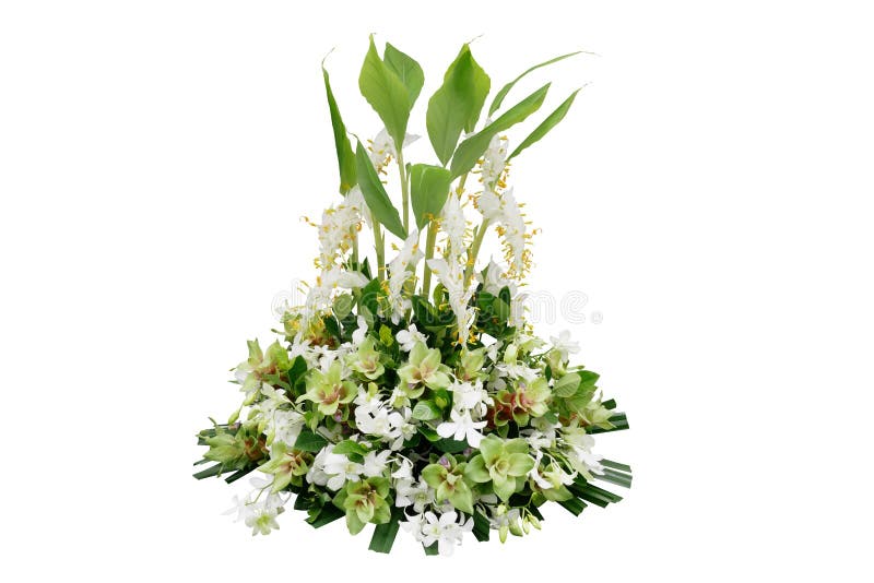 Gifta sig blom- garnering med tropiska gröna bladväxter och exotiska blommor som dansar damingefäran, vita orkidér och Curcuma, royaltyfri bild Gifta sig blom- garnering med tropiska gröna bladväxter och exotiska blommor som dansar damingefäran, vita orkidér och Curcuma, royaltyfri bild