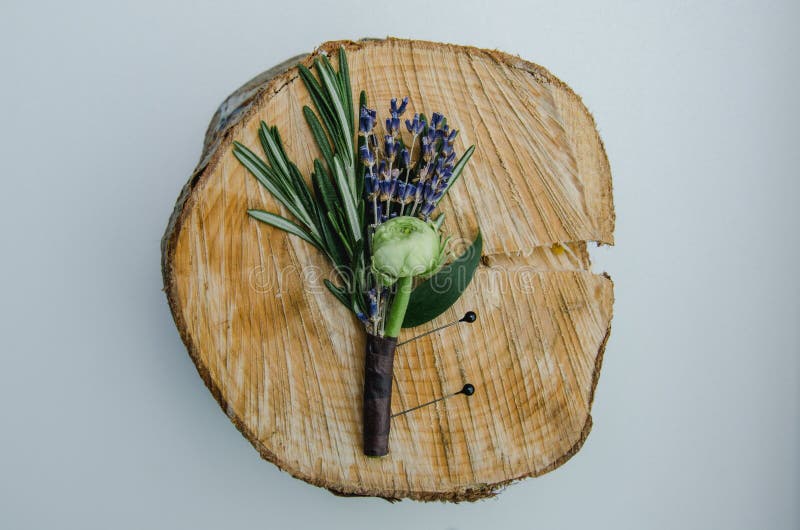 Gifta sig blommaboutonniere med ranunculusen, lavendel, rosmarin på träspeel Brudgumdetalj, lantlig stil Top beskådar Vit backgr royaltyfri fotografi Gifta sig blommaboutonniere med ranunculusen, lavendel, rosmarin på träspeel Brudgumdetalj, lantlig stil Top beskådar Vit backgr royaltyfri fotografi