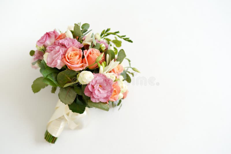 Gifta sig buketten med blommarosor på en vit bakgrund med kopieringsutrymme Minsta begrepp Modell royaltyfria foton