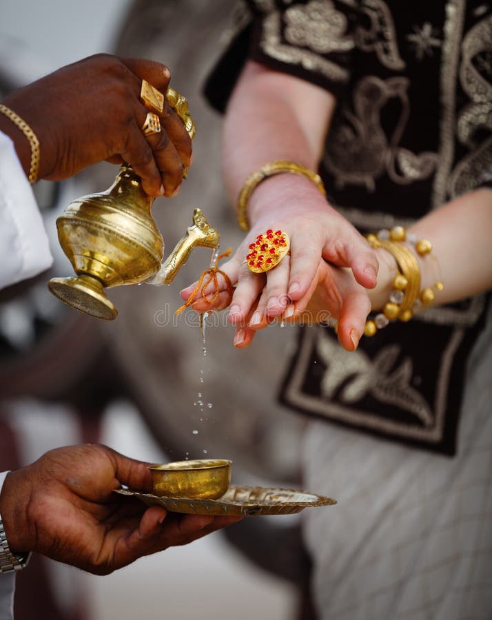Gifta sig i Sri Lanka - ritual som bevattnar fingrar royaltyfria foton Gifta sig i Sri Lanka - ritual som bevattnar fingrar royaltyfria foton