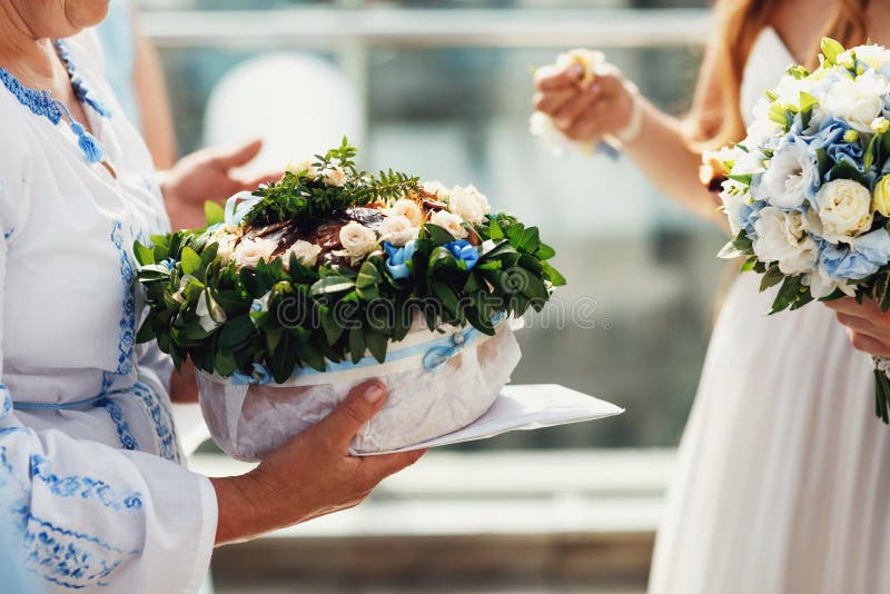 Gifta sig släntra och att möta bruden och brudgummen, salt som bröd gifta sig D royaltyfria foton Gifta sig släntra och att möta bruden och brudgummen, salt som bröd gifta sig D royaltyfria foton