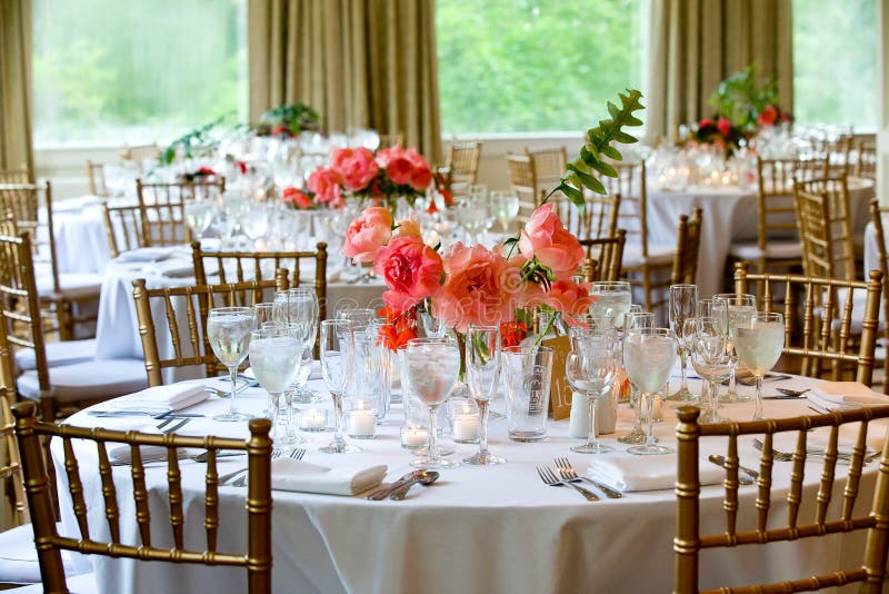 Gifta sig tabellgarneringserie - tabeller ställde in för härlig inomhus skött om lyxig gifta sig händelse med blommaordningar fotografering för bildbyråer Gifta sig tabellgarneringserie - tabeller ställde in för härlig inomhus skött om lyxig gifta sig händelse med blommaordningar fotografering för bildbyråer