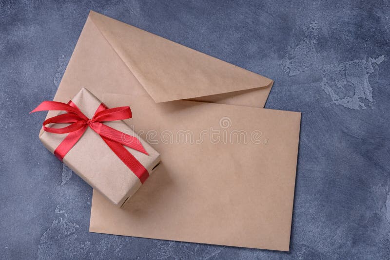 Giftdoos en lege bruine envelop twee royalty-vrije stock foto's Giftdoos en lege bruine envelop twee royalty-vrije stock foto's