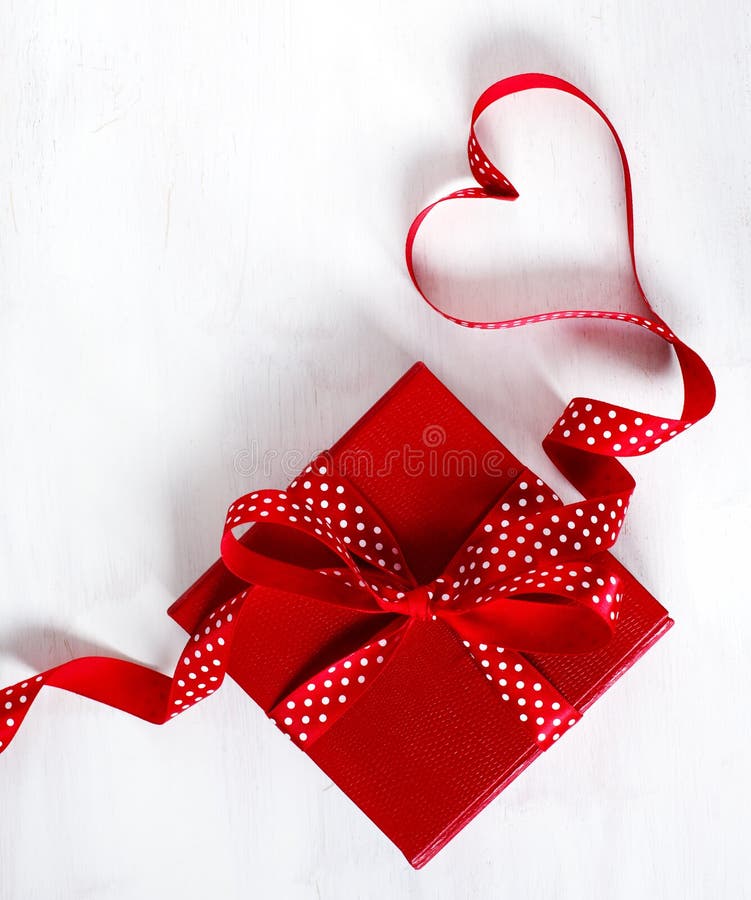 Giftdoos met rood booglint op witte achtergrond voor Valentijnskaartendag stock foto's Giftdoos met rood booglint op witte achtergrond voor Valentijnskaartendag stock foto's