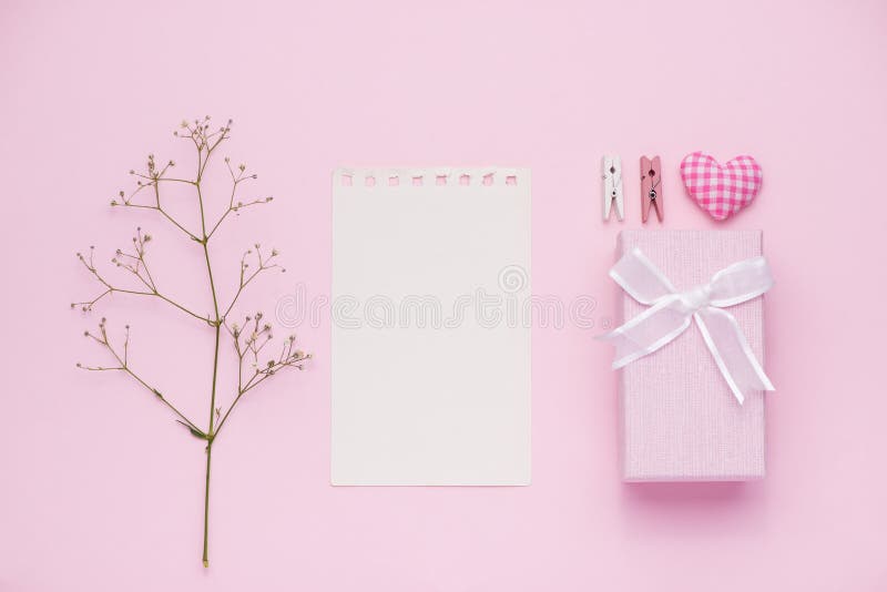 Giftdoos met roze lint en witte bloemen voor moedersdag die wordt gebonden stock fotografie Giftdoos met roze lint en witte bloemen voor moedersdag die wordt gebonden stock fotografie