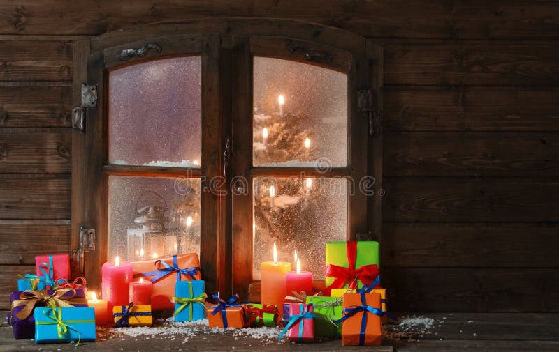 Giftdozen en Kaarsen bij Venster op Kerstmis royalty-vrije stock foto Giftdozen en Kaarsen bij Venster op Kerstmis royalty-vrije stock foto