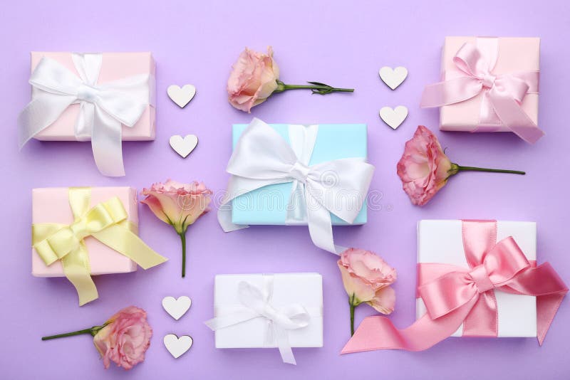 Geschenkdozen met eustoma bloemen stock afbeeldingen