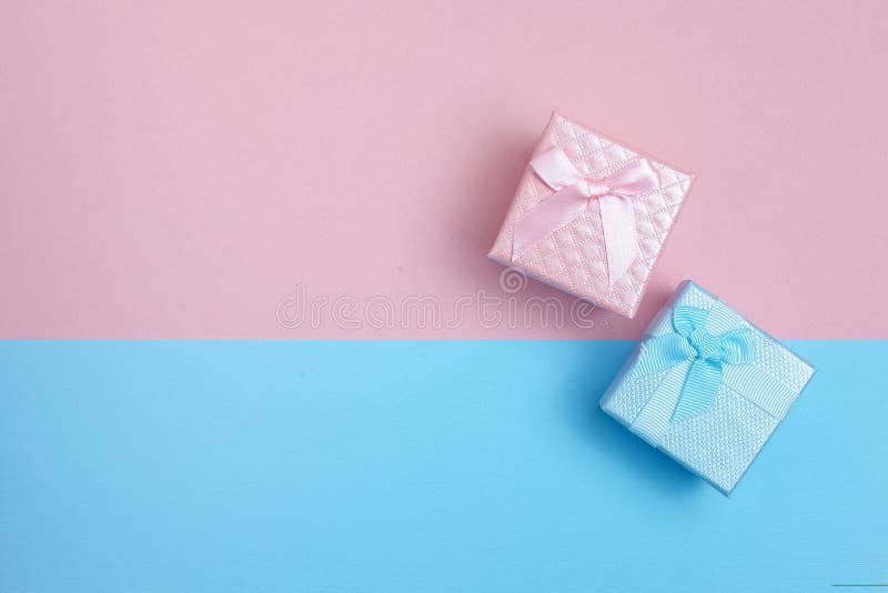 Giftdozen voor weinig jongen en meisje op roze en blauwe achtergrond Vlak leg stock fotografie Giftdozen voor weinig jongen en meisje op roze en blauwe achtergrond Vlak leg stock fotografie