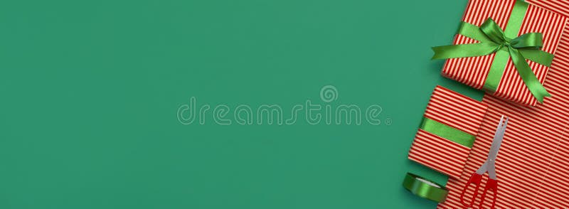 Giftvakjes, verpakkingsdocument, schaar, lint op groene achtergrond Het feestelijke achtergrond, gelukwens, gift verpakken, Kerst stock fotografie Giftvakjes, verpakkingsdocument, schaar, lint op groene achtergrond Het feestelijke achtergrond, gelukwens, gift verpakken, Kerst stock fotografie