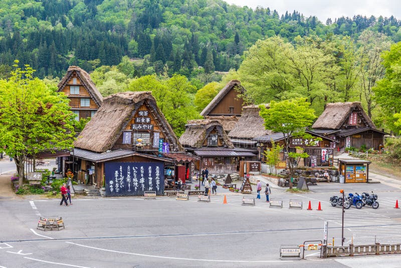 Gifu, GIAPPONE - 9 maggio 2015: Il villaggio giapponese tradizionale e storico Shirakawago nel Giappone, Gokayama è stato iscritt fotografia stock libera da diritti Gifu, GIAPPONE - 9 maggio 2015: Il villaggio giapponese tradizionale e storico Shirakawago nel Giappone, Gokayama è stato iscritt fotografia stock libera da diritti