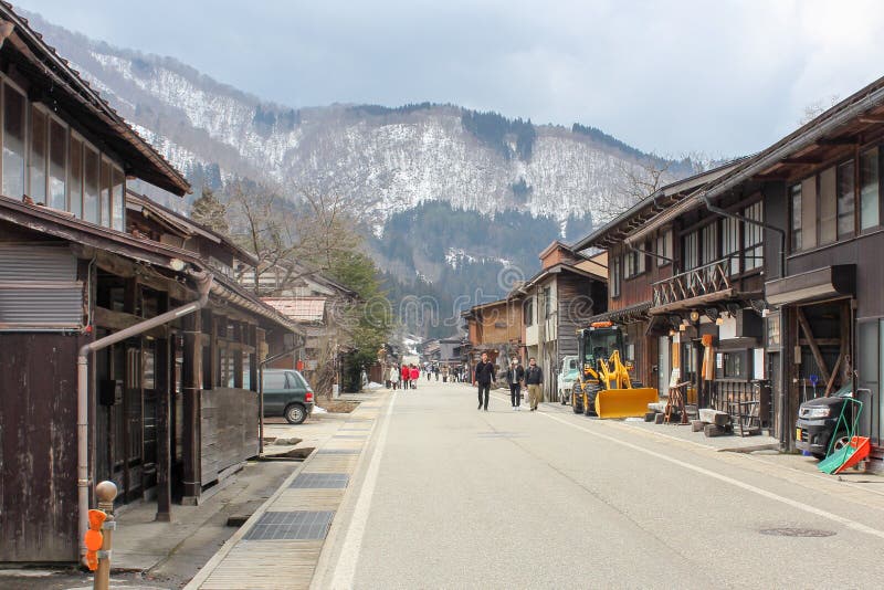 Gifu, Giappone: 6 marzo 2016: I turisti che viaggiano nel villaggio di gassho-zukuri, shirakawa-vanno con la montagna di EL immagini stock Gifu, Giappone: 6 marzo 2016: I turisti che viaggiano nel villaggio di gassho-zukuri, shirakawa-vanno con la montagna di EL immagini stock