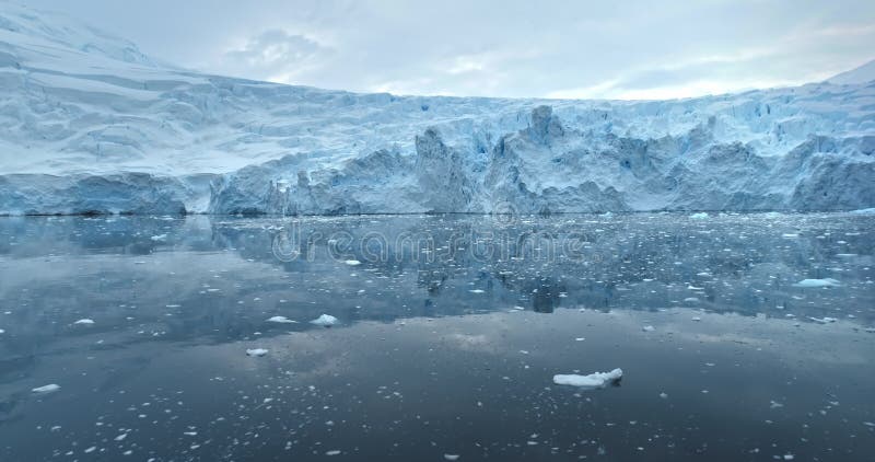 Gigantesco ghiacciaio blu torbido nelle acque antartiche