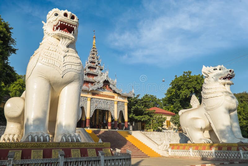 Gigantische Nationaal de beschermerstandbeelden van Bobyoki bij de Heuvel van Mandalay myanmar