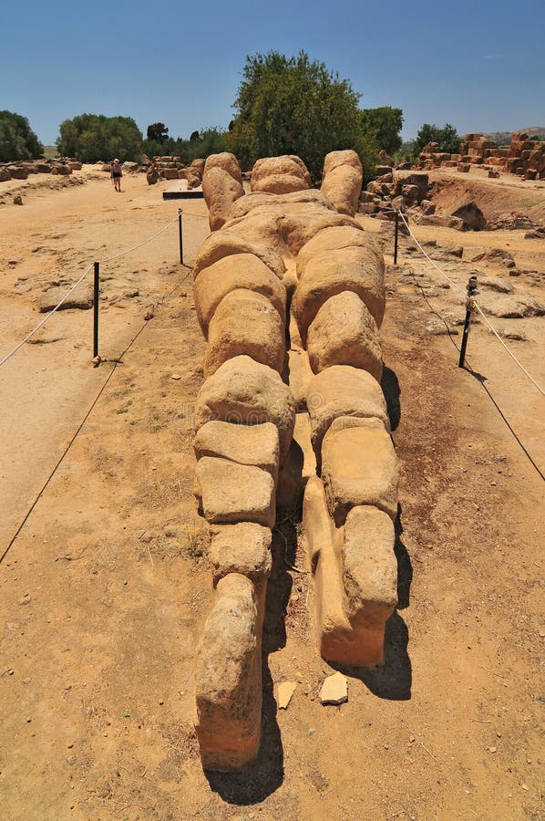 Gigantische Statue von Talamone aus dem Zeus-Tempel Agrigento Sizilien Italien lizenzfreies stockfoto