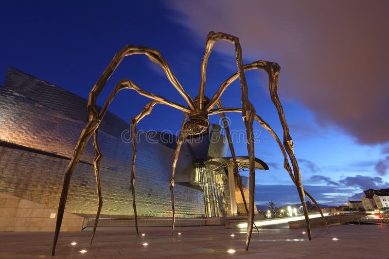 Muzeum W Bilbao Rzeźba Z Mgły Gigantyczna Pająk Rzeźba Przy Guggenheim Muzeum W Bilbao (Hiszpania