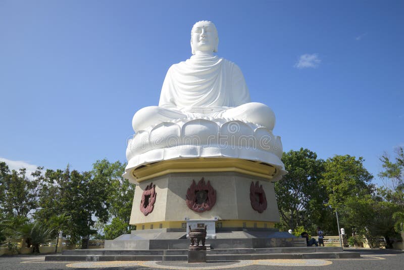 Gigantyczna rzeźba posadzony Buddha w Długiej syn pagodzie nha trang Vietnam obrazy stock Gigantyczna rzeźba posadzony Buddha w Długiej syn pagodzie nha trang Vietnam obrazy stock