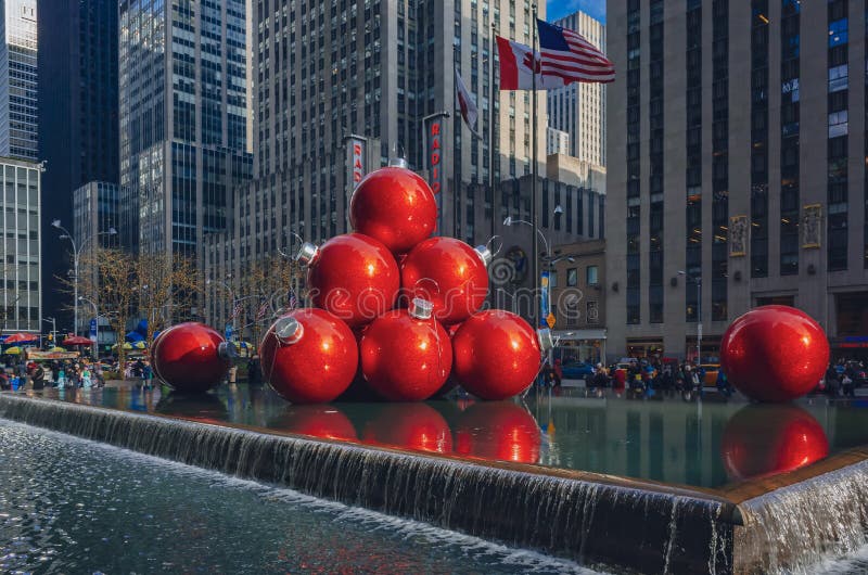 Gigantyczne Bożenarodzeniowe piłki instalacyjne w fontannie na 6th alei w Manhattan zdjęcia royalty free Gigantyczne Bożenarodzeniowe piłki instalacyjne w fontannie na 6th alei w Manhattan zdjęcia royalty free