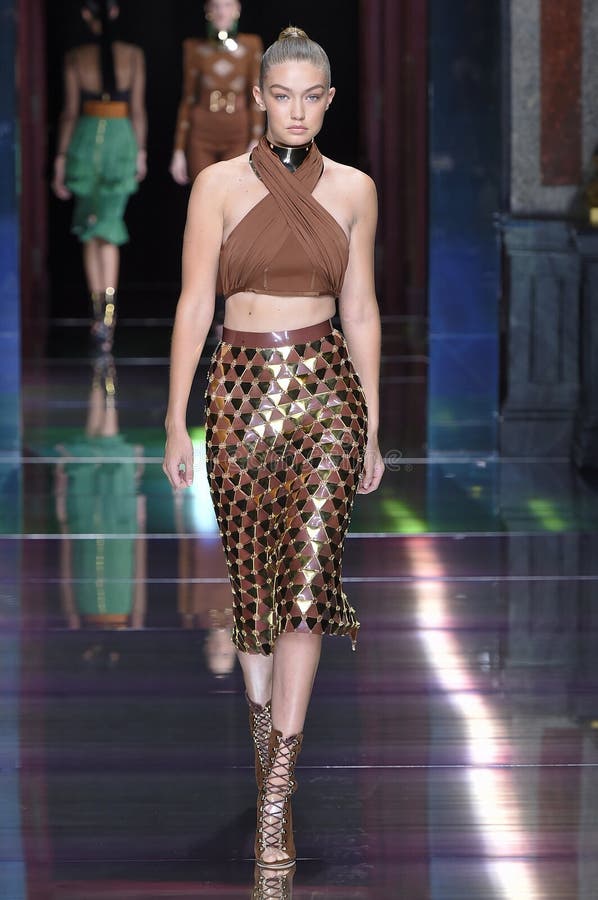 Gigi Hadid Walks the Runway at the Versace Show during Milan Fashion Week  Spring/Summer 2018 Editorial Photography - Image of trend, female: 133068937