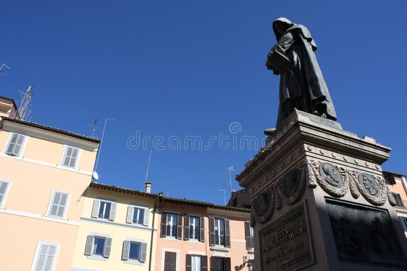 Giiordano Bruno Statue Campo de ` Fiori Roma Italia Bruno era eretico bruciato in gioco in campo de ` Fiori Statua da Ferrari nel fotografia stock libera da diritti Giiordano Bruno Statue Campo de ` Fiori Roma Italia Bruno era eretico bruciato in gioco in campo de ` Fiori Statua da Ferrari nel fotografia stock libera da diritti