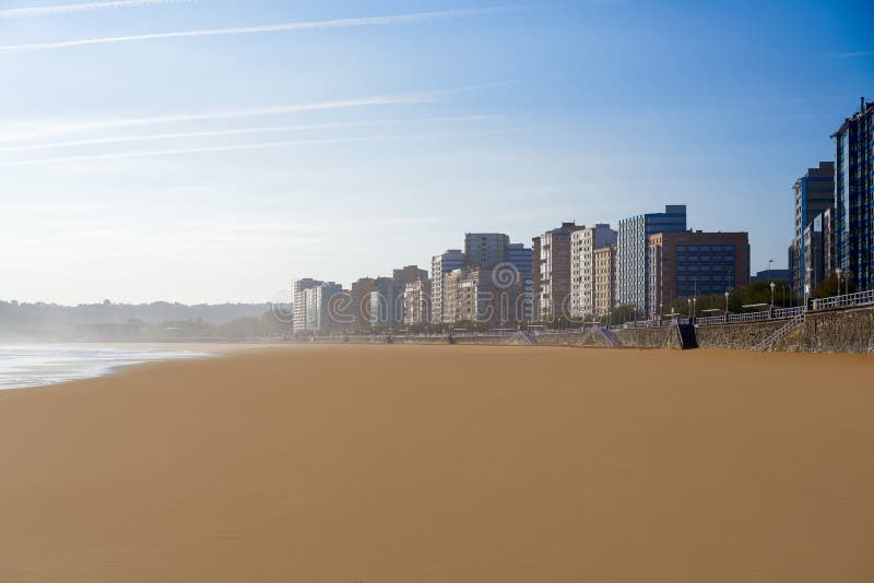 Gijon playaSan Lorenzo strand Asturias Spanien royaltyfria foton Gijon playaSan Lorenzo strand Asturias Spanien royaltyfria foton