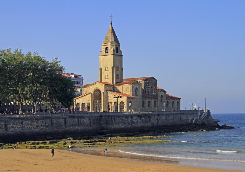 Beach of San Lorenzo at Gijon city bank