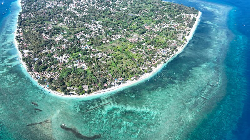 Gili Air блистает этим захватывающим снимком с воздуха, освещая его пышные пейзажи белых пляжей и окружающих коралловых рифов стоковая фотография