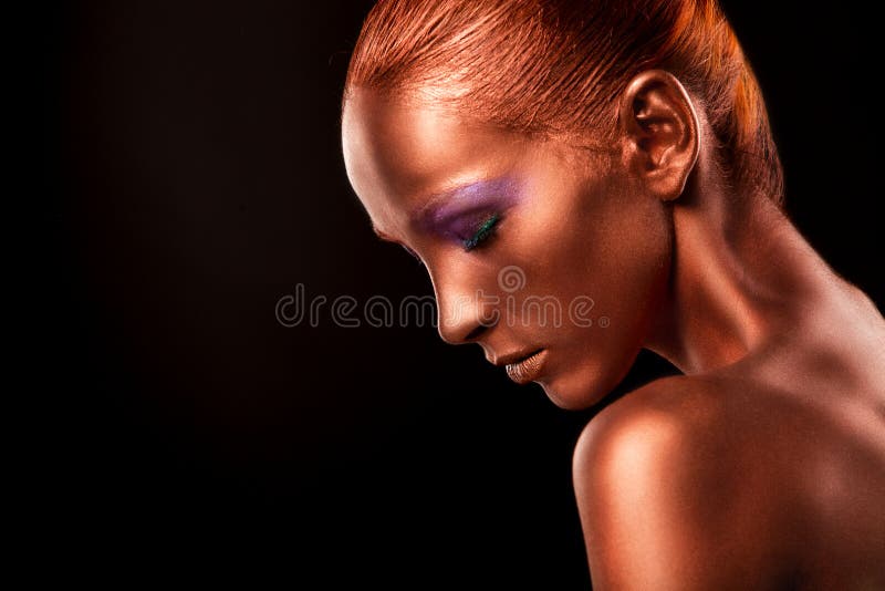 gilt Close up da cara da mulher dourada Composição dourada futurista Bronze pintado da pele fotografia de stock royalty free gilt Close up da cara da mulher dourada Composição dourada futurista Bronze pintado da pele fotografia de stock royalty free