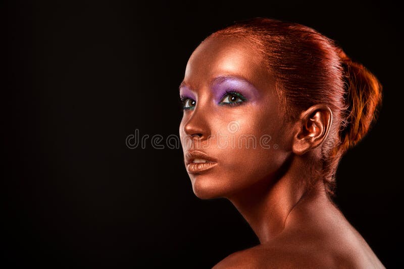 gilt Primo piano del fronte della donna dorata Trucco dorato futuristico Bronzo dipinto della pelle fotografia stock libera da diritti gilt Primo piano del fronte della donna dorata Trucco dorato futuristico Bronzo dipinto della pelle fotografia stock libera da diritti