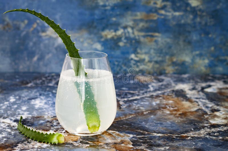 A gim efervescente e o tônico da hortelã do pepino efervescem com aloés vera na tabela de mármore Copie o espaço Cocktail da caud fotografia de stock royalty free A gim efervescente e o tônico da hortelã do pepino efervescem com aloés vera na tabela de mármore Copie o espaço Cocktail da caud fotografia de stock royalty free