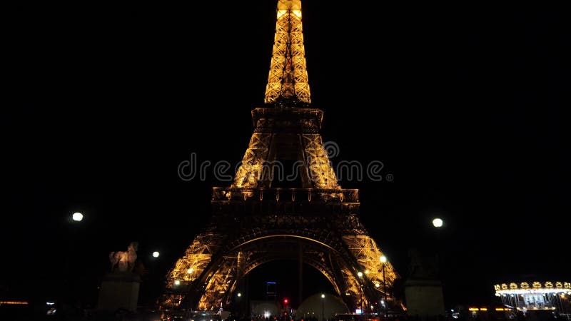 Gimbal postrzelił w nocy na wieżę Eiffla w Paryżu Ciepło świecąca konstrukcja ogromnych metalów