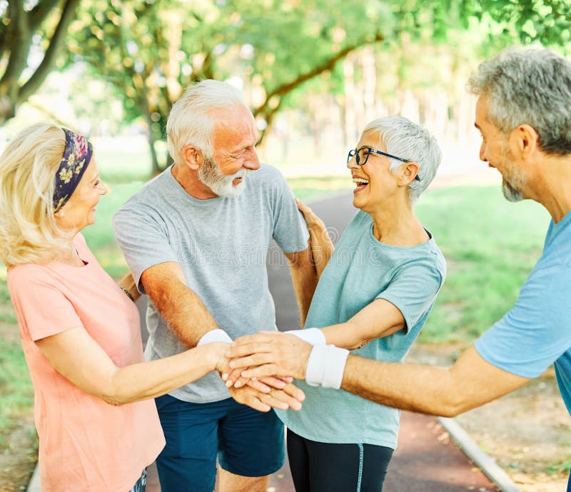 Gimnasia al aire libre mujer hombre estilo de vida deporte activo ejercicio saludable ajuste del equipo de retiro conjunto manos a fotografía de archivo libre de regalías
