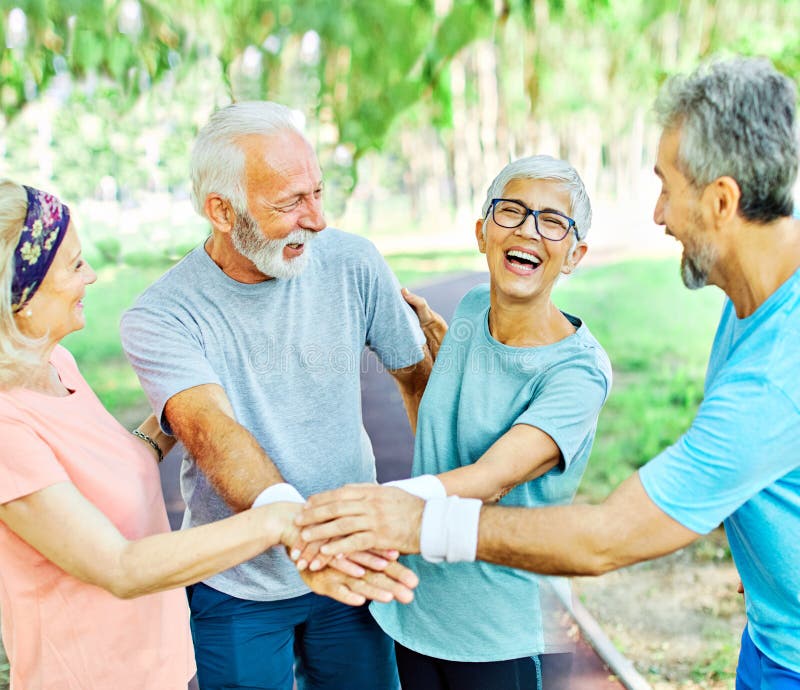 Gimnasia al aire libre mujer hombre estilo de vida deporte activo ejercicio saludable ajuste del equipo de retiro conjunto manos a fotografía de archivo