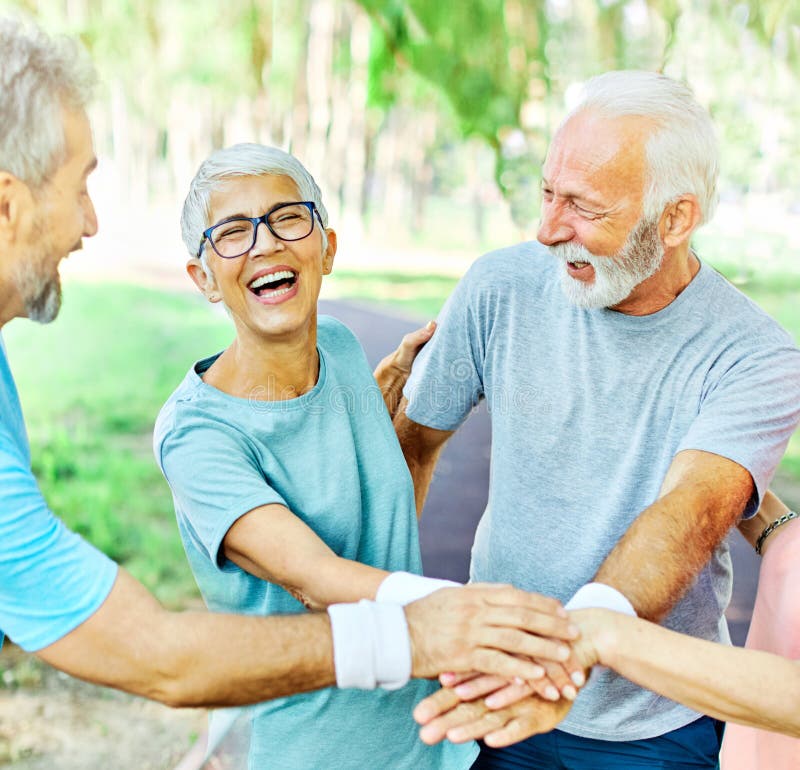 Gimnasia al aire libre mujer hombre estilo de vida deporte activo ejercicio saludable ajuste del equipo de retiro conjunto manos a fotografía de archivo